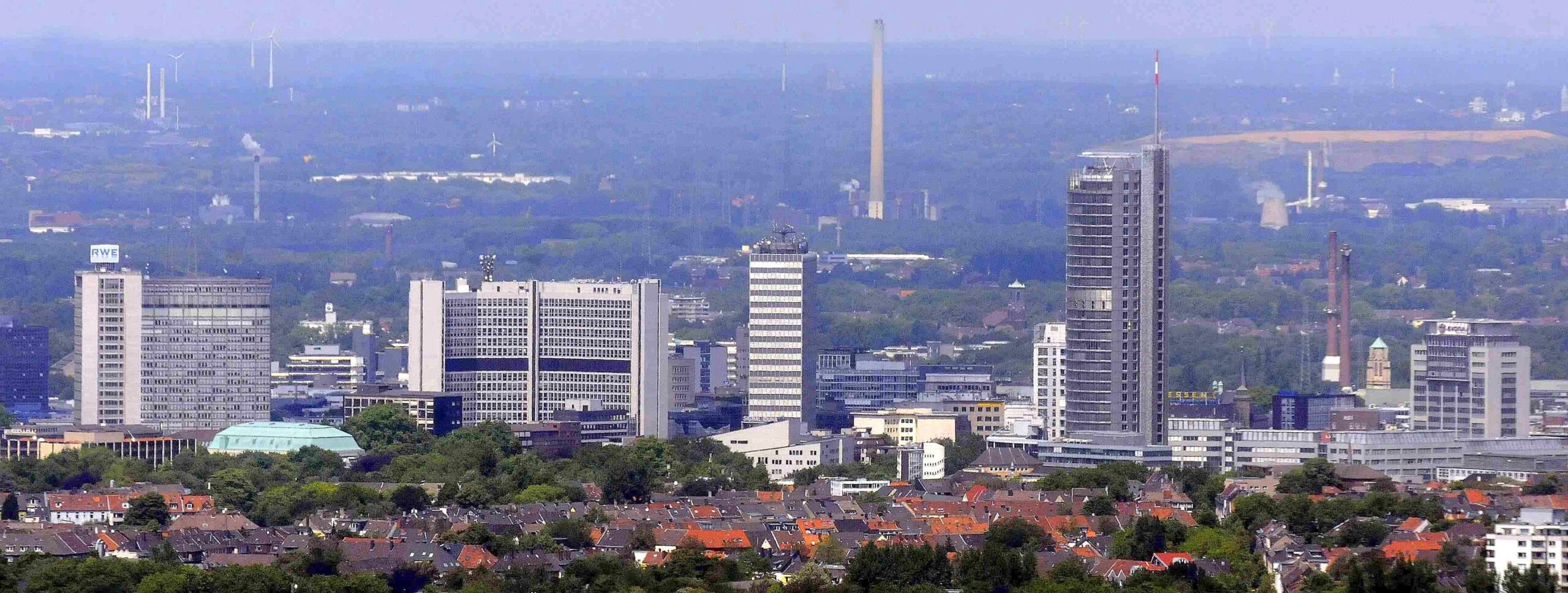 Luftschiffflug über den Mülheimer und Essener Süden.  Essener Skyline. Foto: Roy Glisson / WazFotoPool 01.06.2011