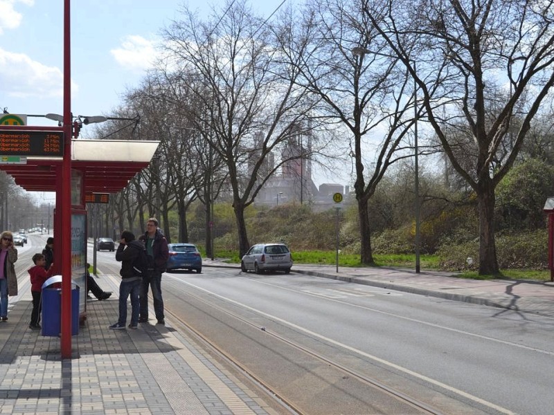 Von der Haltestelle Matenastraße fährt die Bahn weiter über die Kaiser-Wilhelm-Straße am Firmengelände des Stahlkonzerns Thyssen-Krupp vorbei zur ...