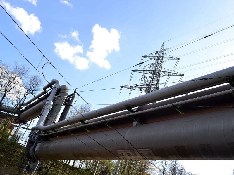 Die 901 fährt unter der Pipeline hindurch ...