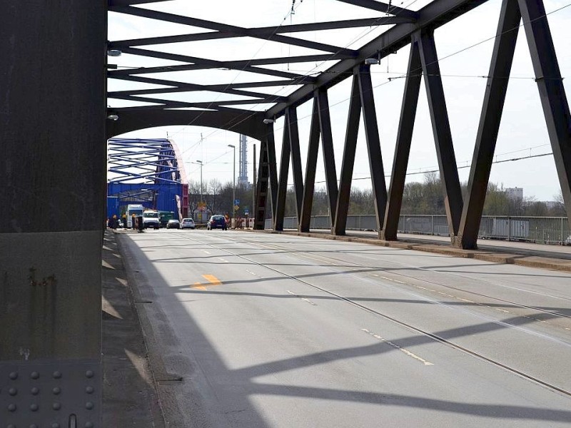 Über die Karl-Lehr-Brücke geht es über den Hafenkanal und die Ruhr weiter in Richtung Innenstadt.