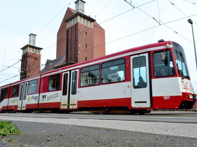 Die Strecke der Linie 901 geht weiter über die Schwanentorbrücke mit ihren vier großen Türmen.