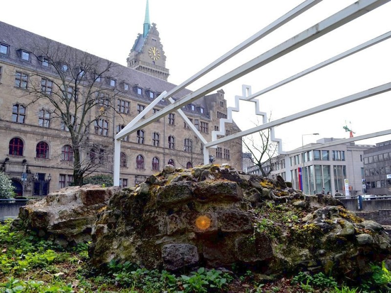 In der Nähe liegt auch die  archäologische Zone Alter Markt. Beim Bau der U-Bahn wurden hier 1980 Überreste eines spätmittelalterlichen Marktes entdeckt. Ein Modell aus Stahl macht Ausmaße und Größenverhältnisse deutlich.