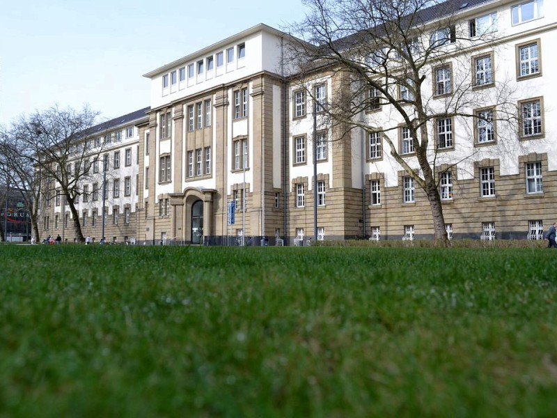 In der Nähe der Haltestelle König-Heinrich-Platz  liegen auch das Land- und Amtsgericht ...