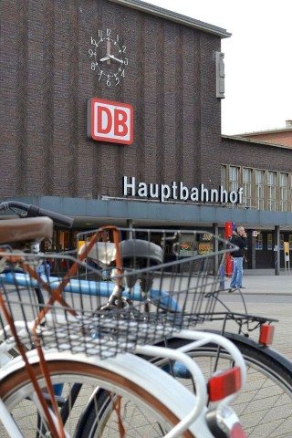 Wer das 1934 errichtete  Bahnhofsgebäude durch den Hauptausgang verlässt, ...