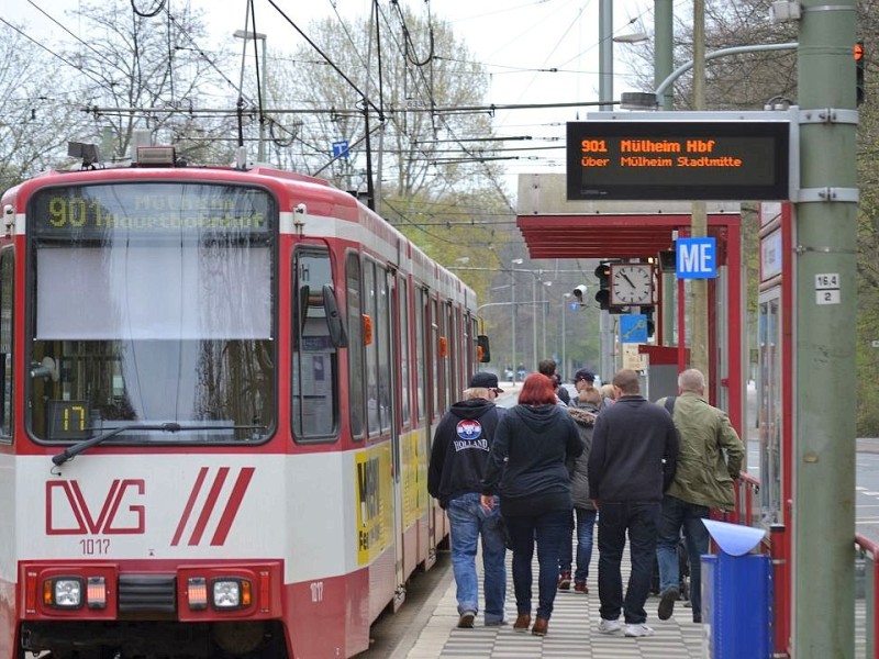 Wer an der Haltestelle Zoo / Uni aussteigt, ...