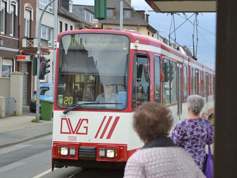 Die Fahrt der 901 wird nun ohne Tageslicht fortgesetzt. Die letzten drei Stationen der Stadtbahnlinie liegen unter der Erde.