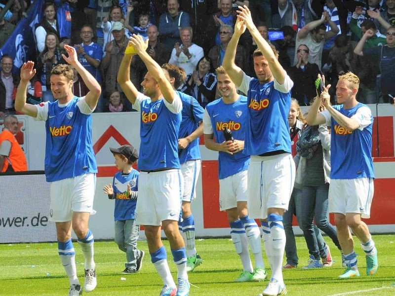 Der VFL Bochum (blaue Trikots) spielt am 04.05.2013 in der zweiten Bundesliga gegen  1 FC Köln im Rewirpower Stadion in Bochum . 2:1Jubel nach dem SiegFoto: Udo Kreikenbohm/WAZ FotoPool