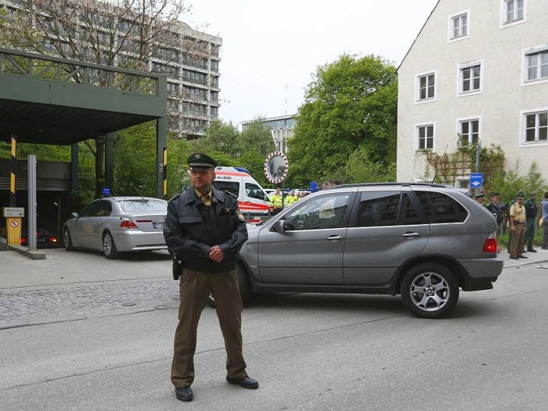 Die Angeklagten auf dem Weg ins Gerichtsgebäude