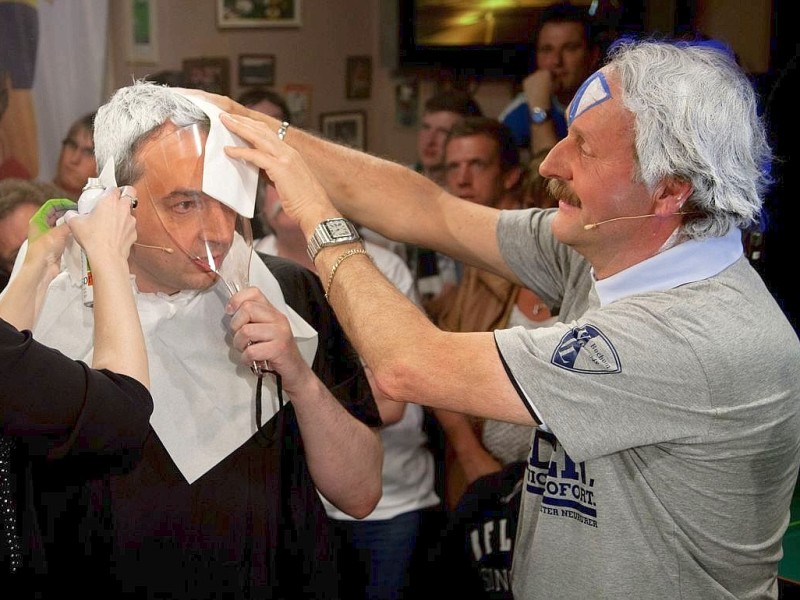 Wette verloren: Nach dem Klassenerhalt des VfL Bochum hat sich Trainer Peter Neururer die Haare blau-weiß färben lassen.