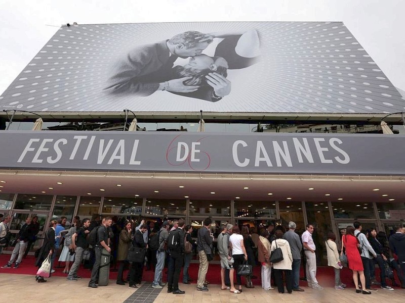 Die Besucher stehen vor der Eröffnung des Filmfestivals Schlange.