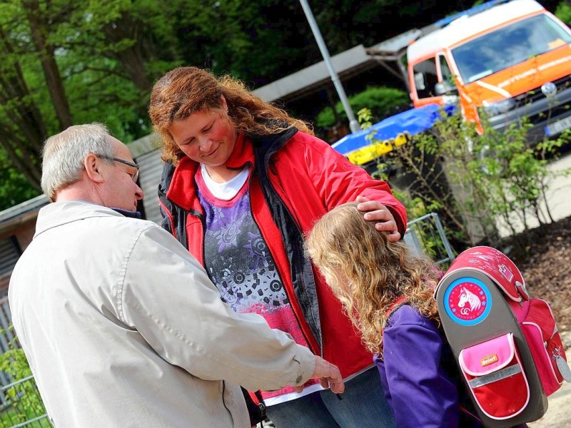 Großeinsatz für Rettungskräfte und Polizei am Freitag an der Albert-Schweitzer-Grundschule in Dorsten-Hervest: Beim Versprühen eines Bakteriums gegen den Waldschädling Eichenprozessionsspinner vom Hubschrauber aus, rieselte der Sprühnebel auch über dem Schulhof der Grundschule nieder. 15 Kinder mussten ins Krankenhaus. Während der Aktion wurden die wartenden und besorgten Eltern von Schule und Rettungskräften informiert.