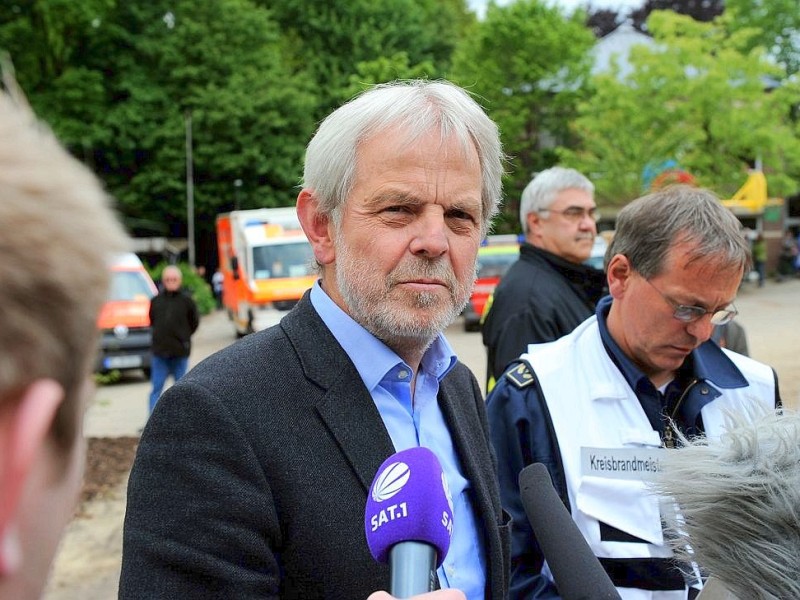 Großeinsatz für Rettungskräfte und Polizei am Freitag an der Albert-Schweitzer-Grundschule in Dorsten-Hervest: Beim Versprühen eines Bakteriums gegen den Waldschädling Eichenprozessionsspinner vom Hubschrauber aus, rieselte der Sprühnebel auch über dem Schulhof der Grundschule nieder. 15 Kinder mussten ins Krankenhaus. Während der Aktion wurden die wartenden und besorgten Eltern von Schule und Rettungskräften informiert.