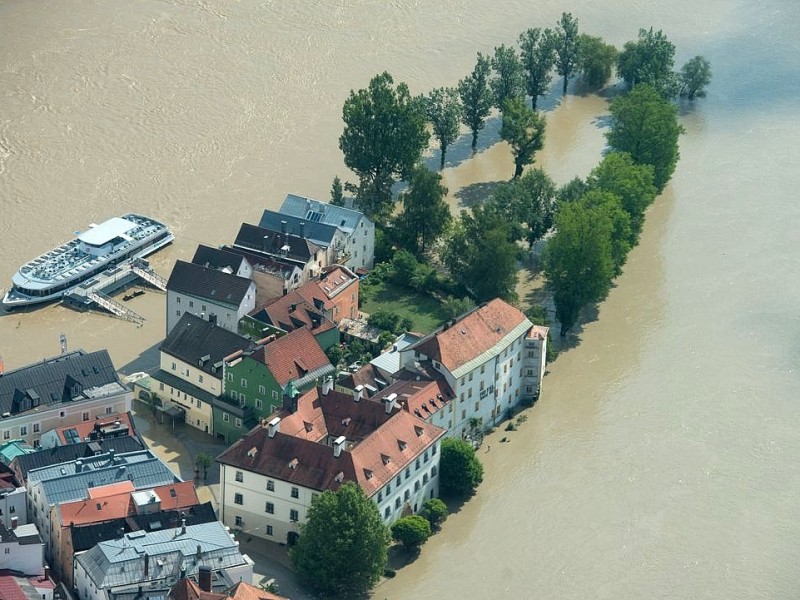 ...Passau bleiben Teile der Altstadt vom Hochwasser der Donau (l.)...