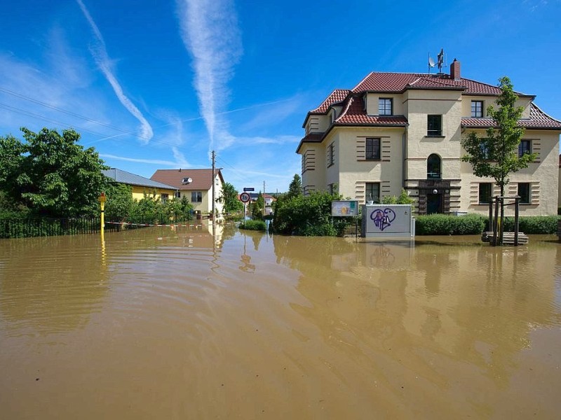 ...Dresden-Gohlis hat die Elbe Straßen und Häuser geflutet. Freiwillige...