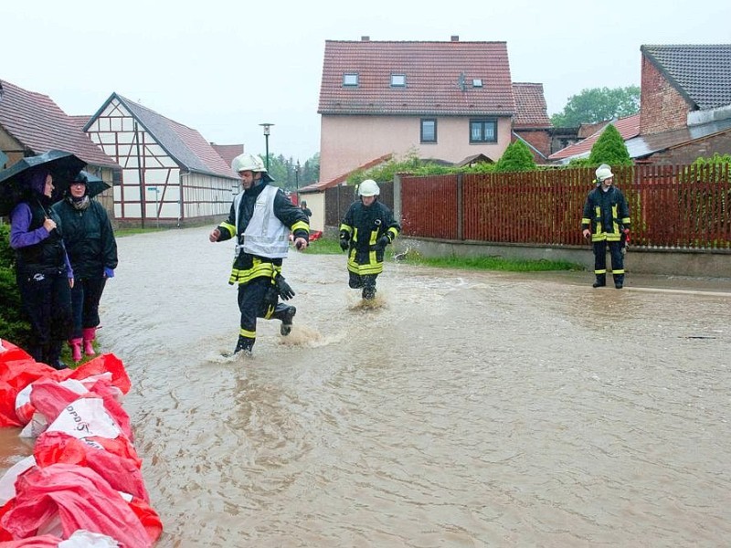 Nach starken, anhaltenden Regen sind die Thüringer Feuerwehren im Dauereinsatz.