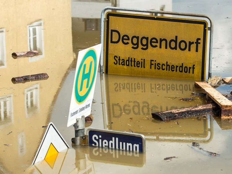 Das Ortsschild vom Deggendorfer Ortsteil Fischerdorf (Bayern) versinkt in den Fluten.