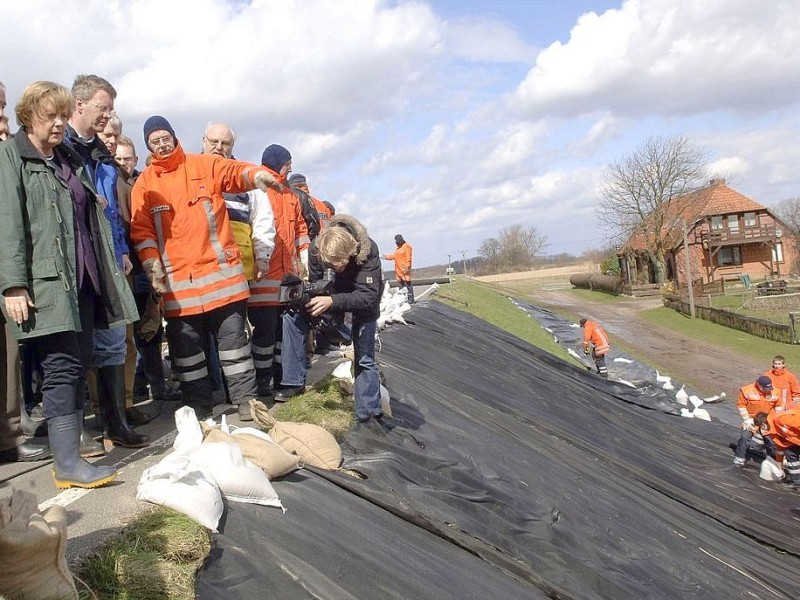 2006 besuchte sie zusammen mit Christian Wulff die vom Hochwasser überflutete Stadt…