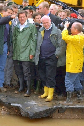 Auch der Bundeskanzler Gerhard Schröder, besucht 2002…