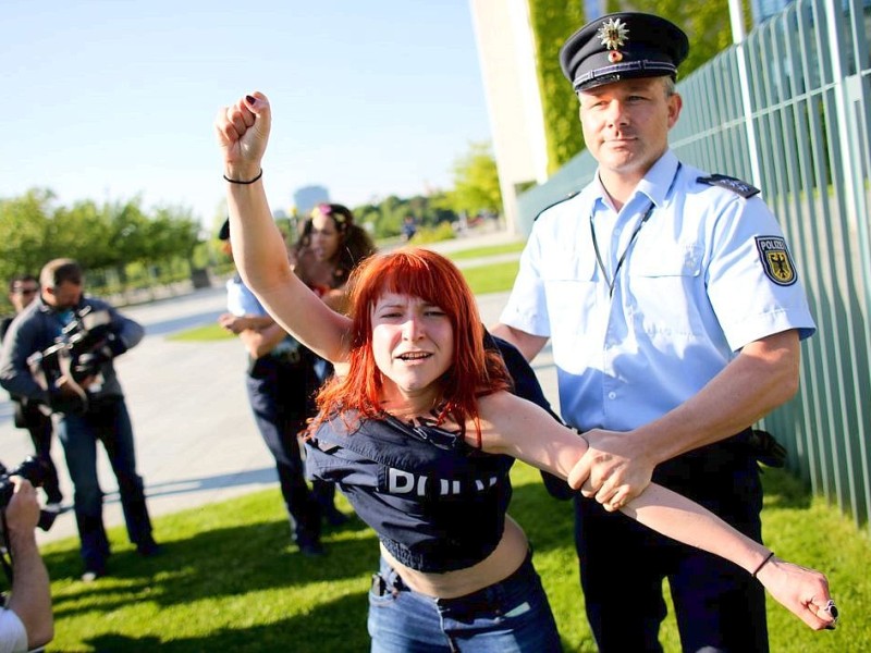 Vor dem Bundeskanzleramt in Berlin protestieren Femen-Aktivistinnen für die Freilassung einer in Tunesien inhaftierten Kameradin.