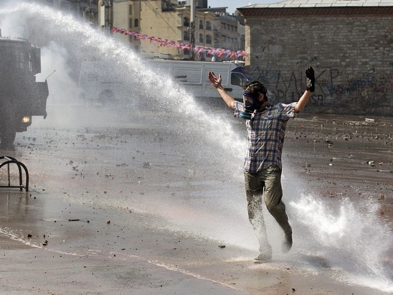 Erneut geht die türkische Polizei gegen Demonstranten vor. In Istanbul stürmten die Einsatzkräfte die Barrikaden auf dem Taksim-Platz.