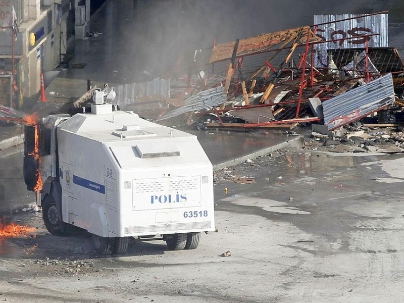 Erneut geht die türkische Polizei gegen Demonstranten vor. In Istanbul stürmten die Einsatzkräfte die Barrikaden auf dem Taksim-Platz.