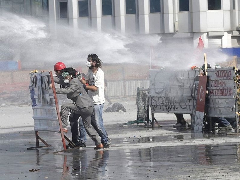 Erneut geht die türkische Polizei gegen Demonstranten vor. In Istanbul stürmten die Einsatzkräfte die Barrikaden auf dem Taksim-Platz.