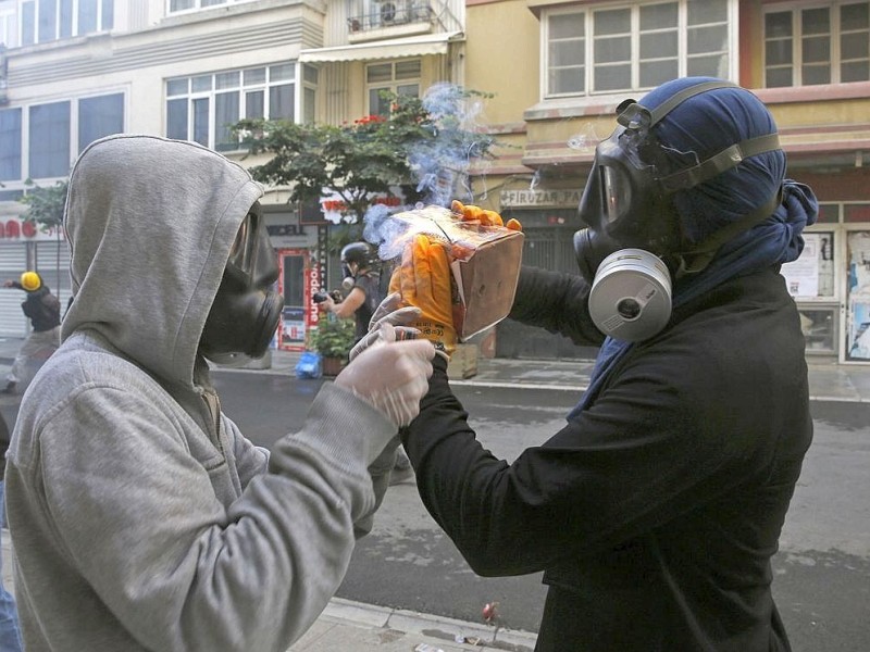 Erneut geht die türkische Polizei gegen Demonstranten vor. In Istanbul stürmten die Einsatzkräfte die Barrikaden auf dem Taksim-Platz.