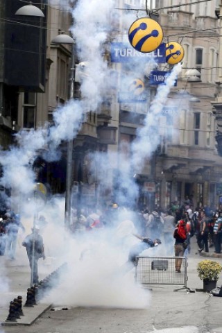 Erneut geht die türkische Polizei gegen Demonstranten vor. In Istanbul stürmten die Einsatzkräfte die Barrikaden auf dem Taksim-Platz.