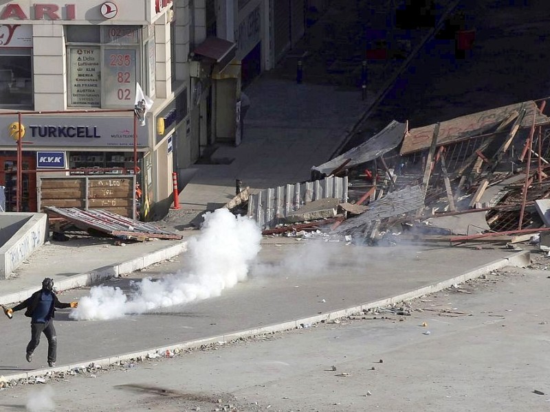 Erneut geht die türkische Polizei gegen Demonstranten vor. In Istanbul stürmten die Einsatzkräfte die Barrikaden auf dem Taksim-Platz.