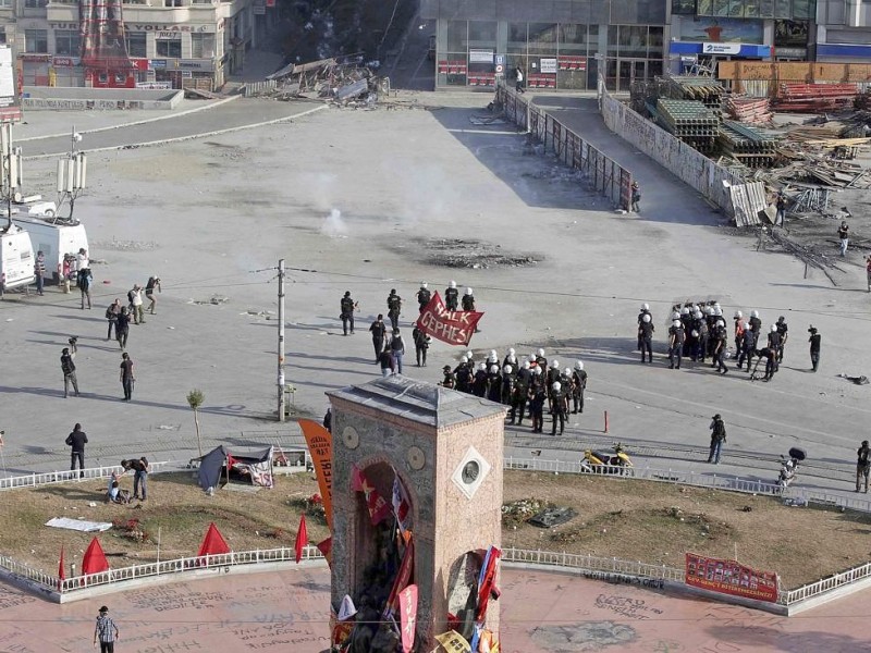 Erneut geht die türkische Polizei gegen Demonstranten vor. In Istanbul stürmten die Einsatzkräfte die Barrikaden auf dem Taksim-Platz.