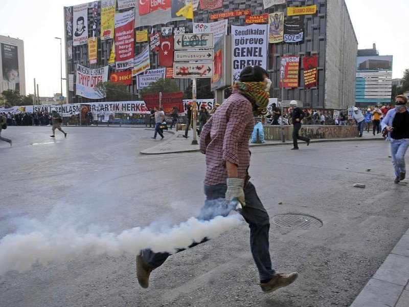 Erneut geht die türkische Polizei gegen Demonstranten vor. In Istanbul stürmten die Einsatzkräfte die Barrikaden auf dem Taksim-Platz.