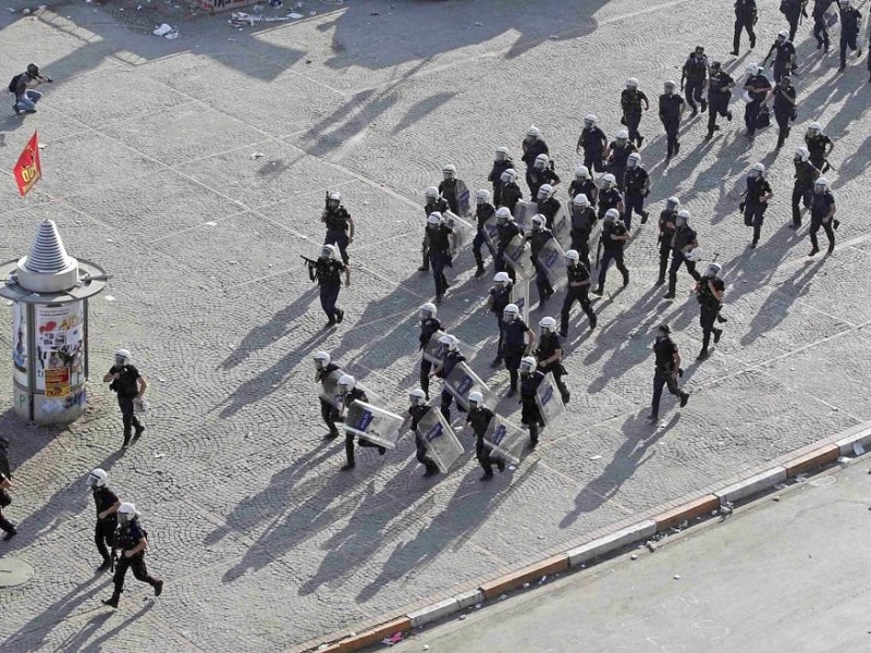 Erneut geht die türkische Polizei gegen Demonstranten vor. In Istanbul stürmten die Einsatzkräfte die Barrikaden auf dem Taksim-Platz.