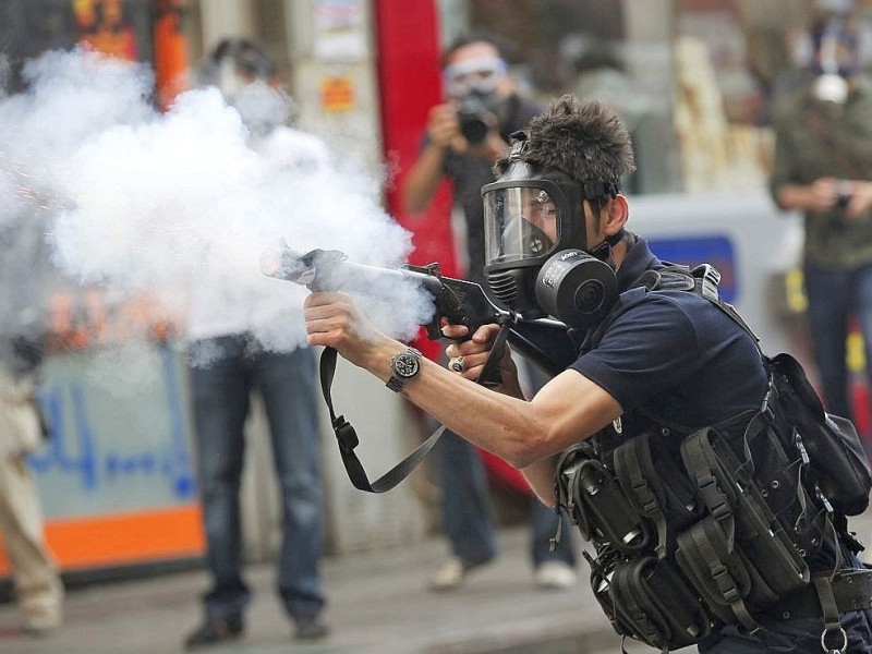 Erneut geht die türkische Polizei gegen Demonstranten vor. In Istanbul stürmten die Einsatzkräfte die Barrikaden auf dem Taksim-Platz.