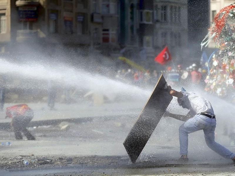 Erneut geht die türkische Polizei gegen Demonstranten vor. In Istanbul stürmten die Einsatzkräfte die Barrikaden auf dem Taksim-Platz.