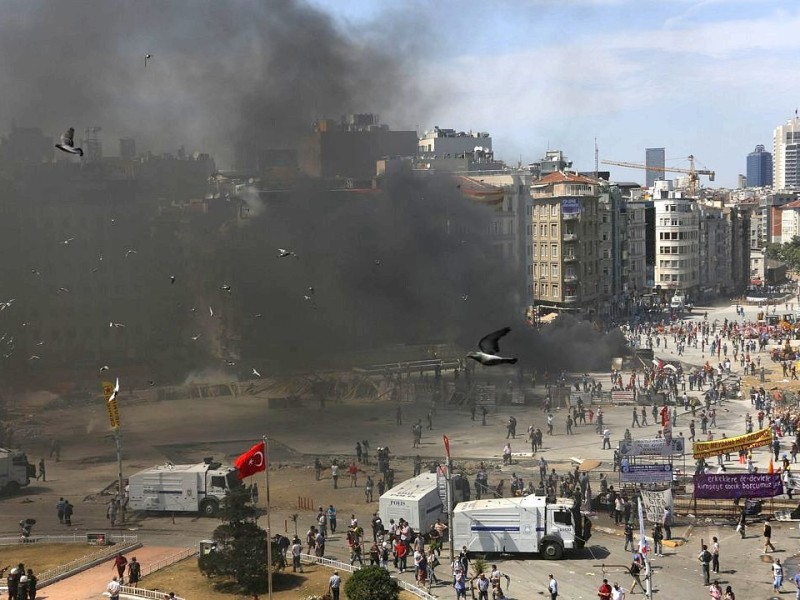 Erneut geht die türkische Polizei gegen Demonstranten vor. In Istanbul stürmten die Einsatzkräfte die Barrikaden auf dem Taksim-Platz.