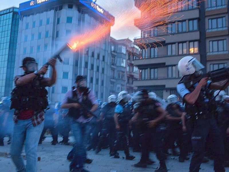 Erneut geht die türkische Polizei gegen Demonstranten vor. In Istanbul stürmten die Einsatzkräfte die Barrikaden auf dem Taksim-Platz.