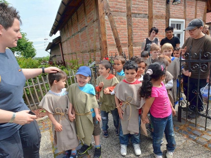 Die Kinder der Kita Pfifikus besuchen das Heimatmuseum der EHV am Mittwoch, dem 12.06.2013 an der Engelsburger Str. in Bochum. Foto: Gero Helm / WAZ FotoPool.