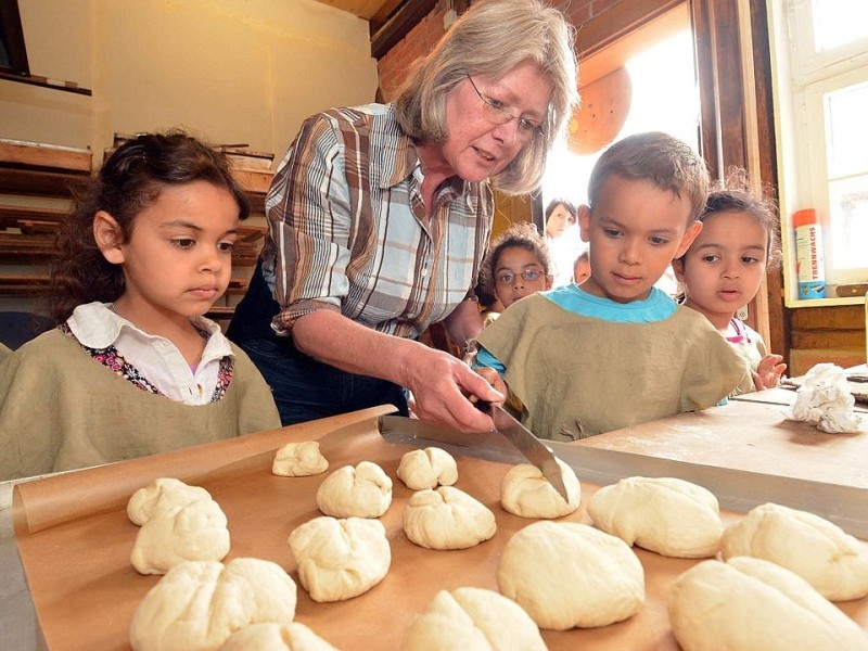 Die Kinder der Kita Pfifikus besuchen das Heimatmuseum der EHV am Mittwoch, dem 12.06.2013 an der Engelsburger Str. in Bochum. Foto: Gero Helm / WAZ FotoPool.