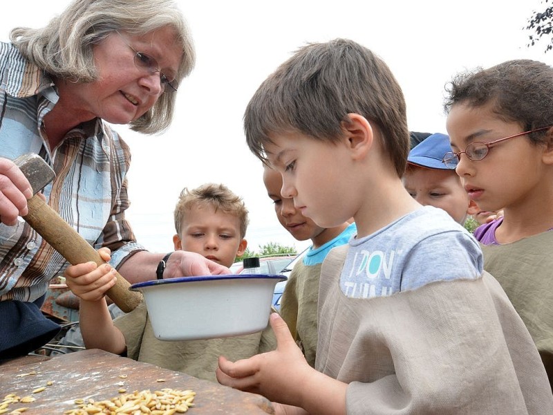 Die Kinder der Kita Pfifikus besuchen das Heimatmuseum der EHV am Mittwoch, dem 12.06.2013 an der Engelsburger Str. in Bochum. Foto: Gero Helm / WAZ FotoPool.