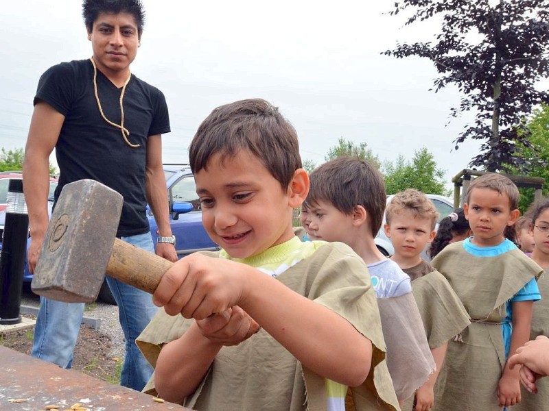 Die Kinder der Kita Pfifikus besuchen das Heimatmuseum der EHV am Mittwoch, dem 12.06.2013 an der Engelsburger Str. in Bochum. Foto: Gero Helm / WAZ FotoPool.