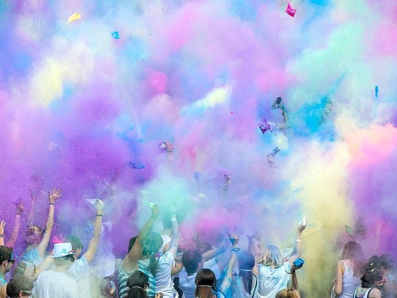 Etwa 10 000 Menschen haben am Samstag in München ein farbenfrohes Fest gefeiert - und sich beim Holi Festival of Colours gegenseitig mit farbigem Maismehl und Lebensmittelfarbe beworfen.