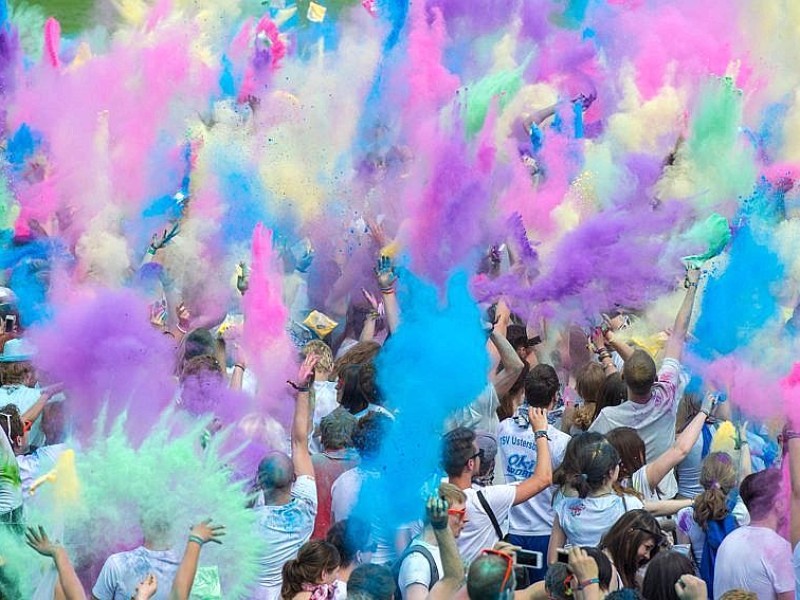 Etwa 10 000 Menschen haben am Samstag in München ein farbenfrohes Fest gefeiert - und sich beim Holi Festival of Colours gegenseitig mit farbigem Maismehl und Lebensmittelfarbe beworfen.