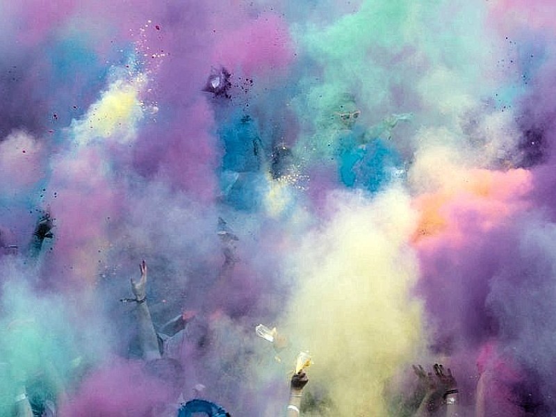 Etwa 10 000 Menschen haben am Samstag in München ein farbenfrohes Fest gefeiert - und sich beim Holi Festival of Colours gegenseitig mit farbigem Maismehl und Lebensmittelfarbe beworfen.