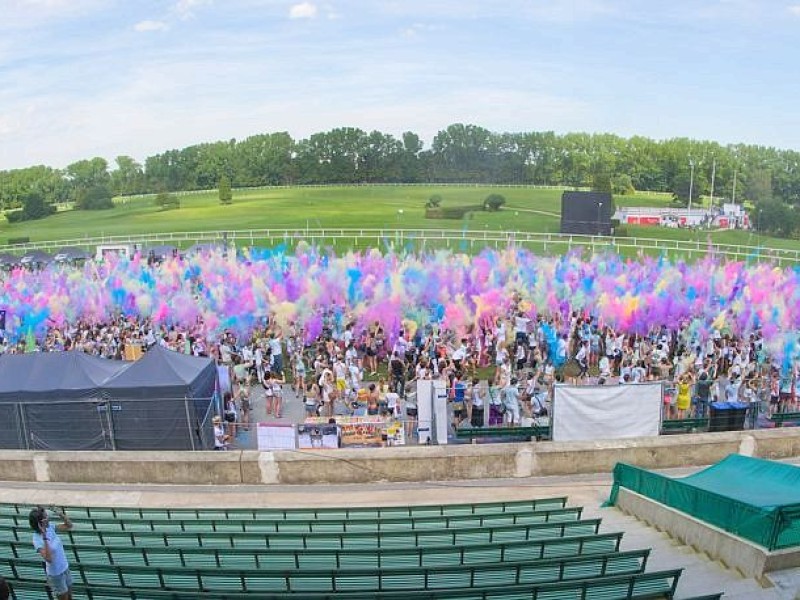 Etwa 10 000 Menschen haben am Samstag in München ein farbenfrohes Fest gefeiert - und sich beim Holi Festival of Colours gegenseitig mit farbigem Maismehl und Lebensmittelfarbe beworfen.