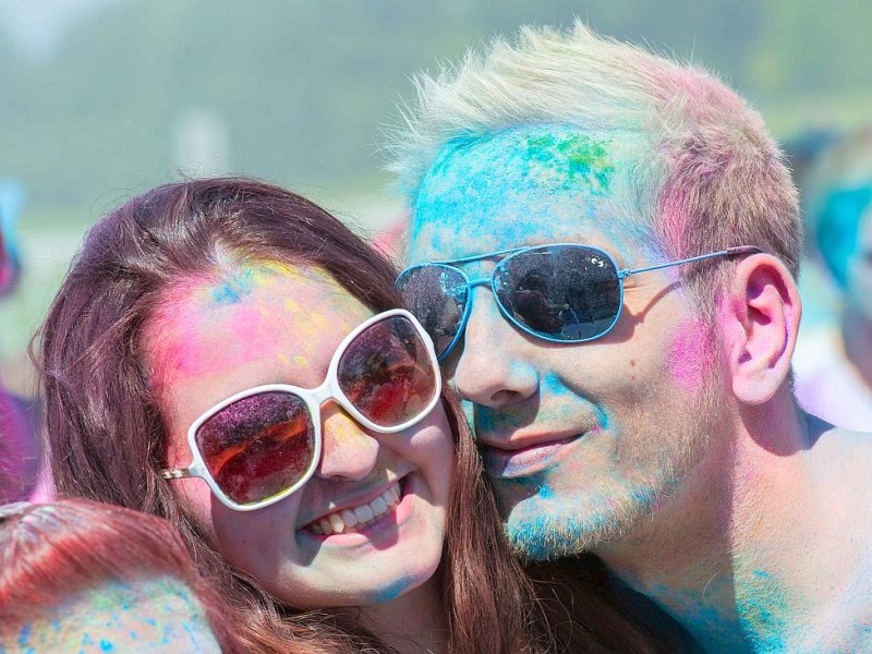 Etwa 10 000 Menschen haben am Samstag in München ein farbenfrohes Fest gefeiert - und sich beim Holi Festival of Colours gegenseitig mit farbigem Maismehl und Lebensmittelfarbe beworfen.