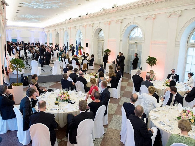 Der US-Präsident Obama zu Gast in Berlin. Nach seiner Rede am Brandenburger Tor, traf sich Obama am Abend mit einigen Gästen zum Dinner im Schloss Charlottenburg.