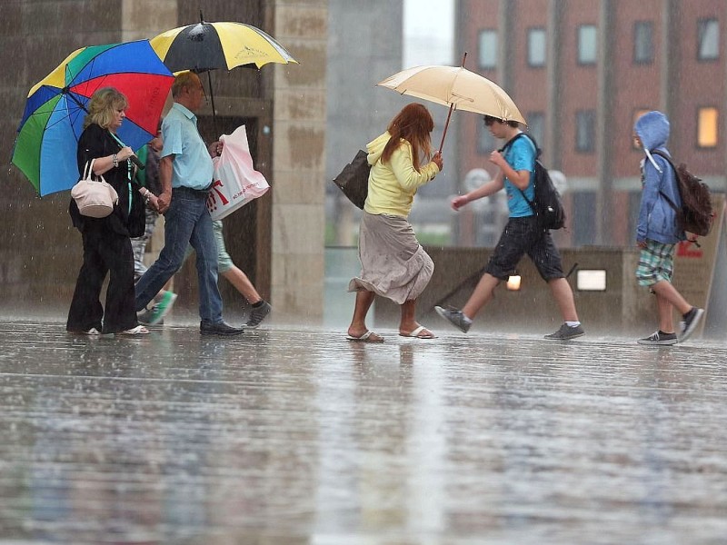 Kräftige Regenschauer haben im Rheinland Abkühlung gebracht.