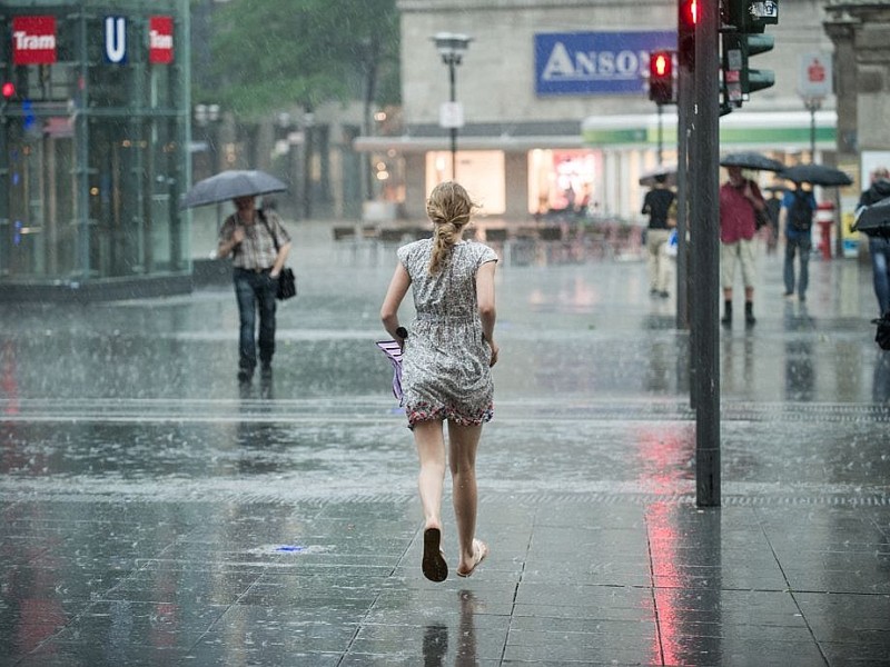 Das Unwetter in Bildern: In vielen Regionen NRW's sind starke Regenfälle und Hagel niedergegangen - so wie hier in Essen.