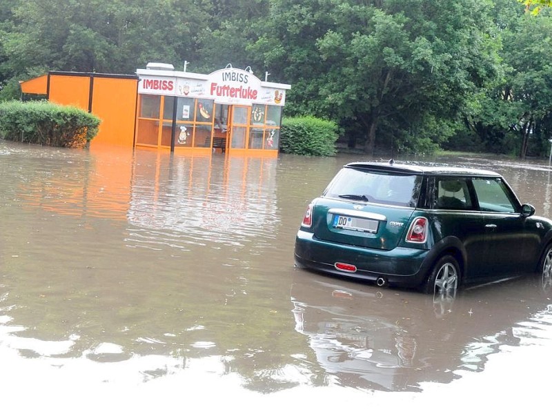 Das Unwetter hat Witten besonders schwer erwischt.  In kurzer Zeit füllten sich Straßen und Häuser mit Wasser. Autos standen teilweise bis zum Dach im Wasser.