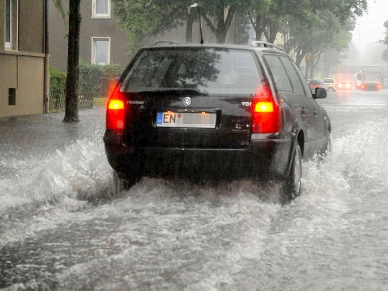 Das Unwetter hat Witten besonders schwer erwischt.  In kurzer Zeit füllten sich Straßen und Häuser mit Wasser. Autos standen teilweise bis zum Dach im Wasser.